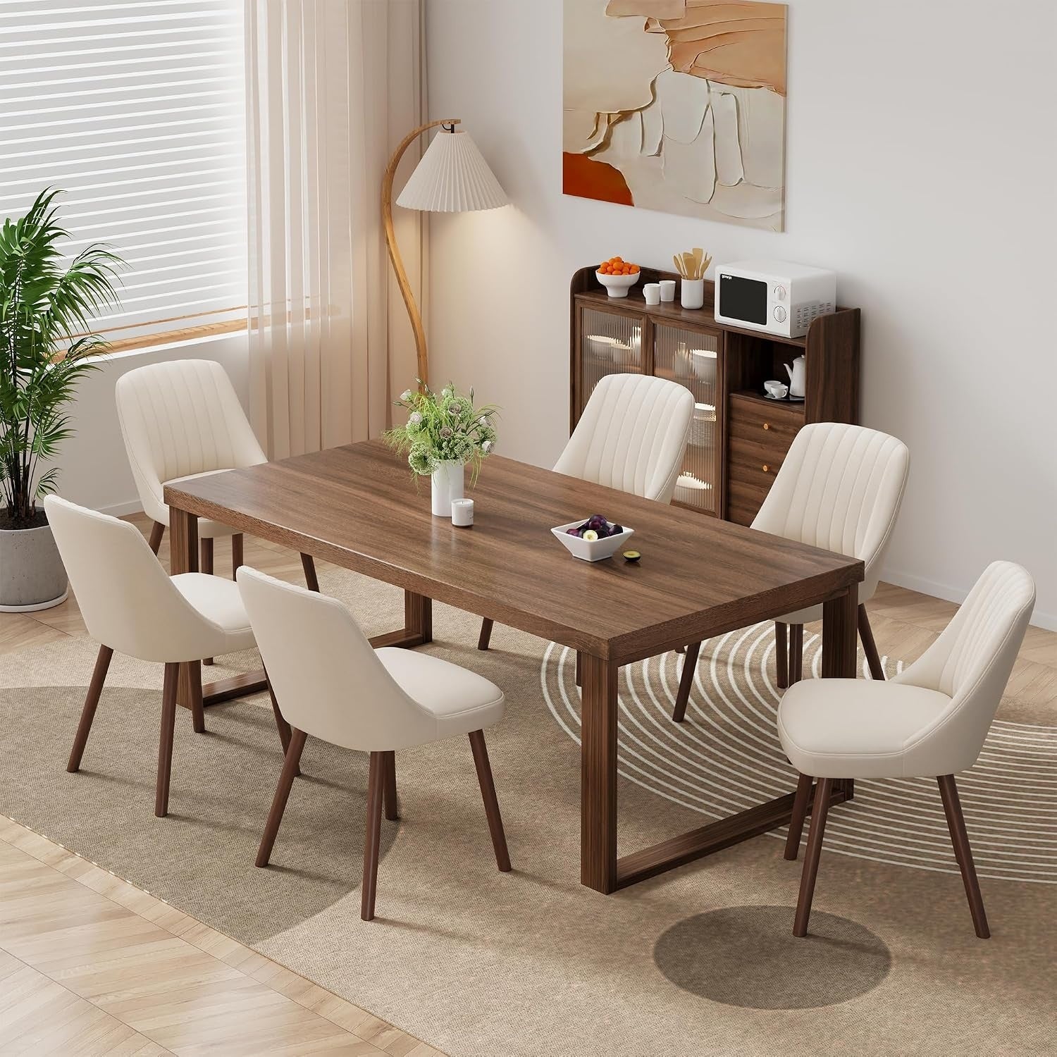 Lot de six chaises rembourrees en tissu beige avec dossier haut et pieds bois, ideales pour maison ou restaurant