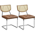 Deux chaises cantilever marron en rotin tresse avec support metal, alliance entre confort et style naturel pour interieur