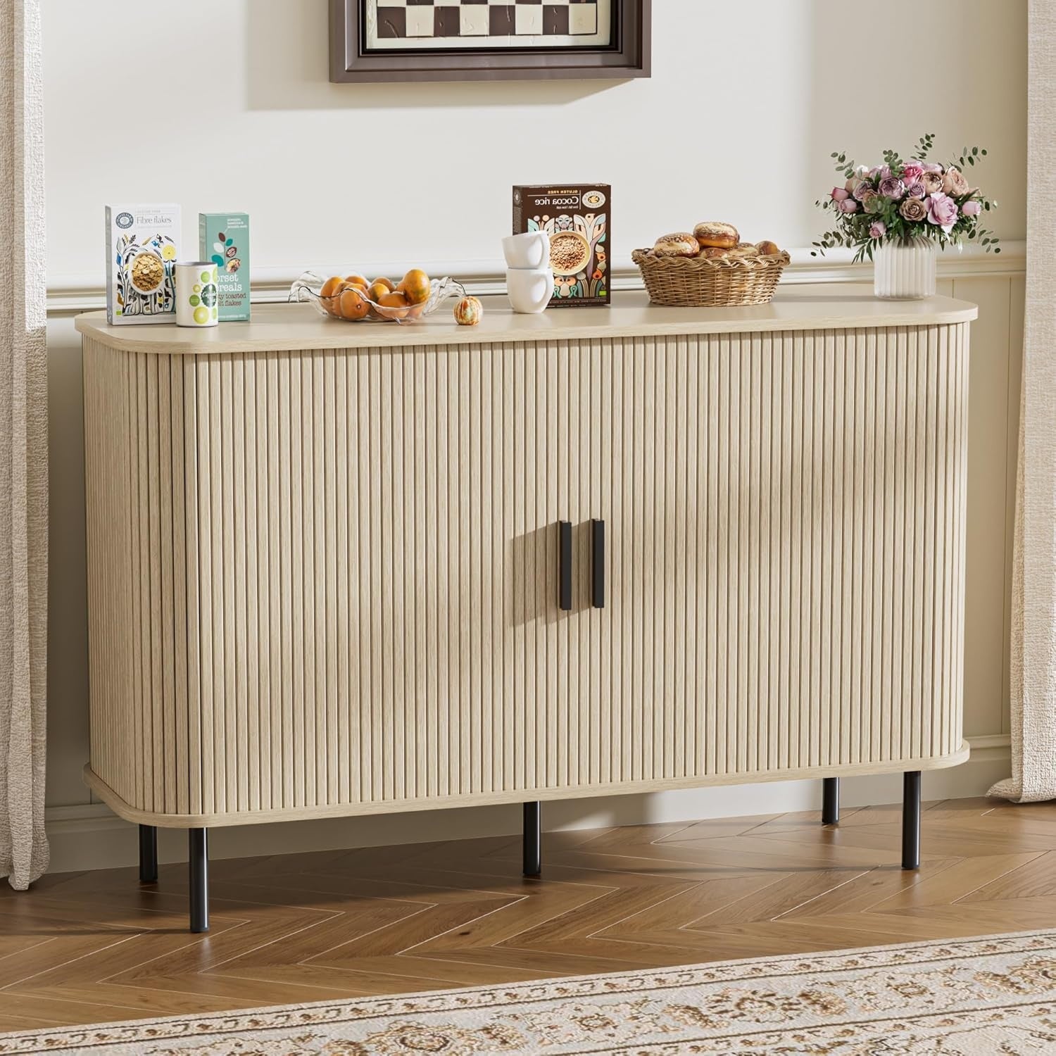 Buffet beige avec portes coulissantes et etageres reglables, meuble cafe pratique pour interieur moderne