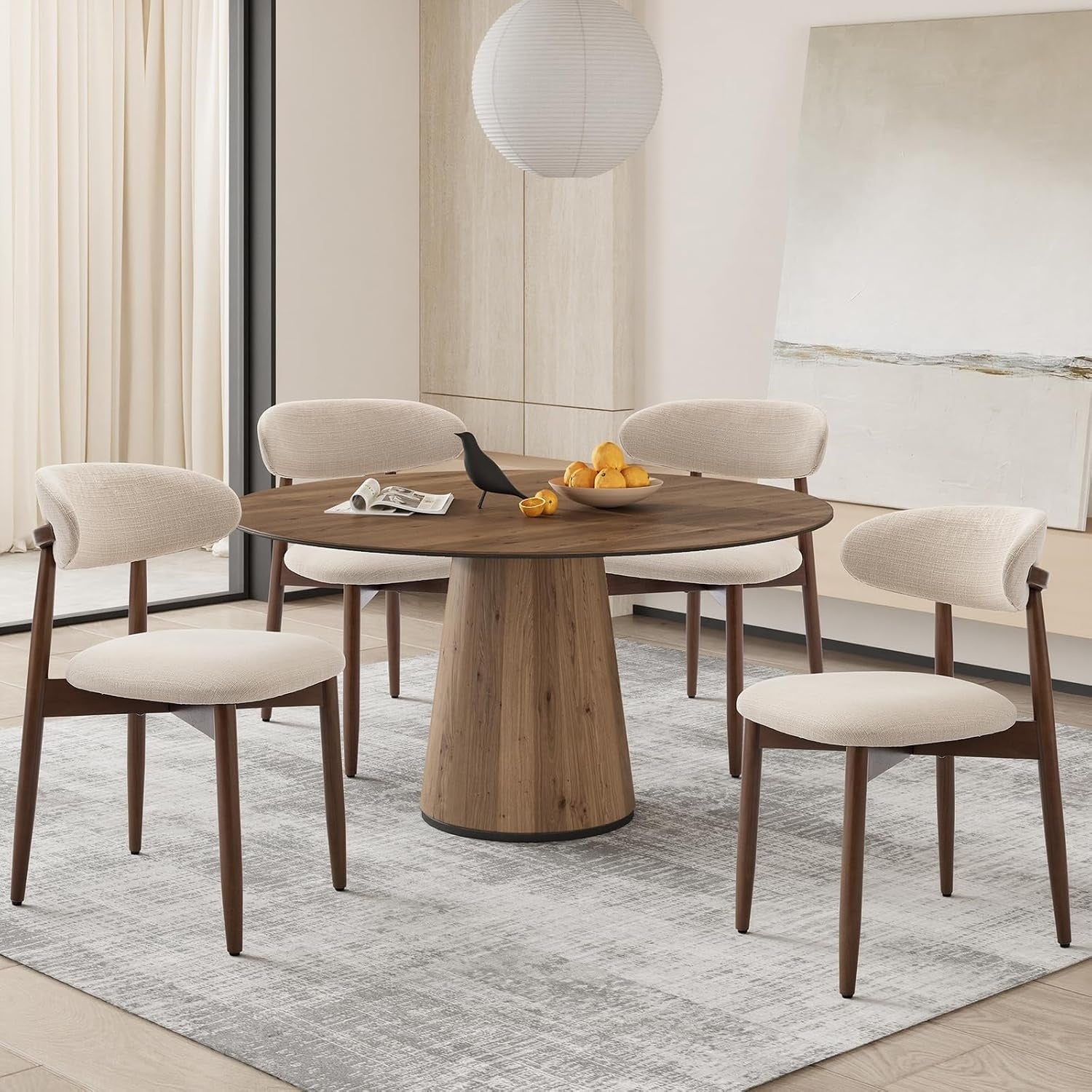 Lot de quatre chaises beige avec dossier rigide, tissu confortable et pieds bois
