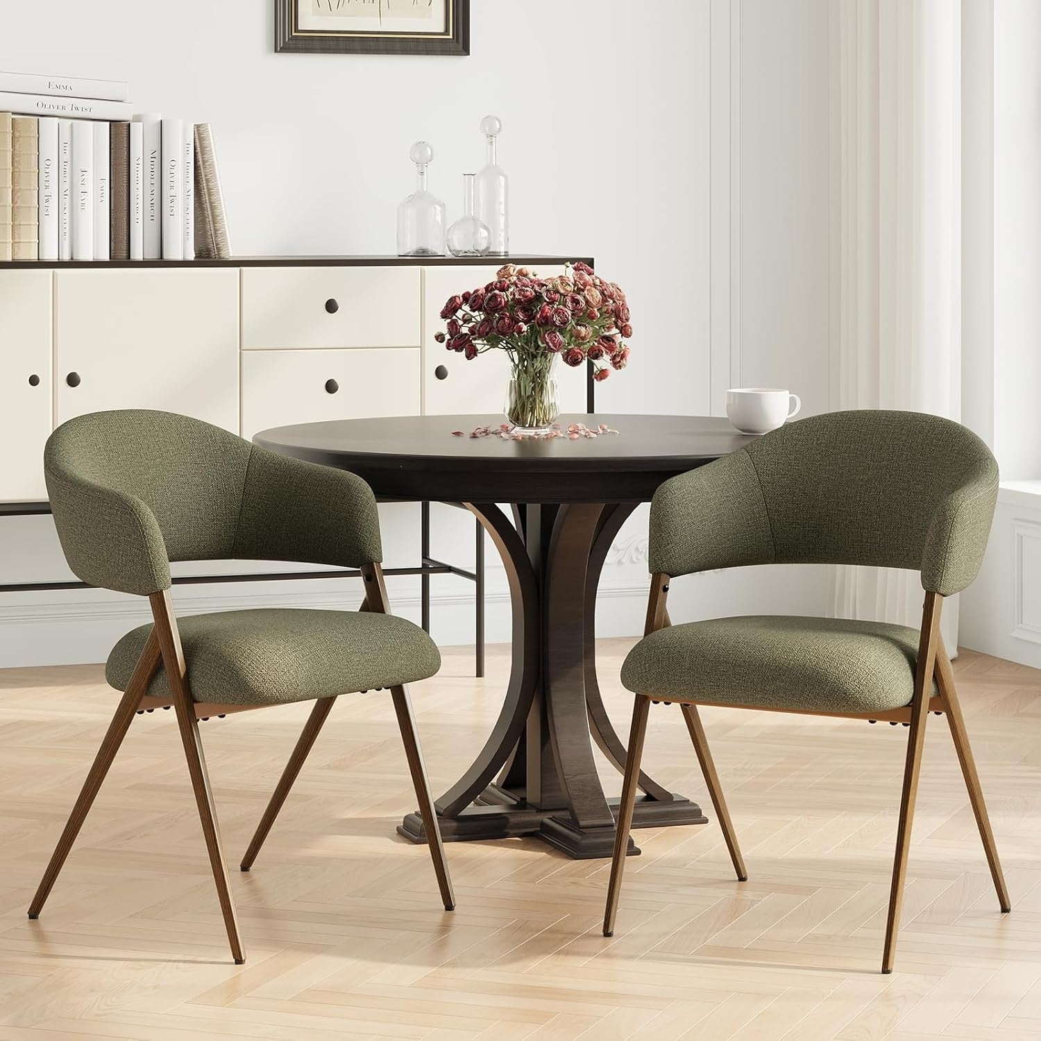 Deux chaises vertes retro inspirees des annees 50 avec dossier ajoure, assise moelleuse et pieds en metal