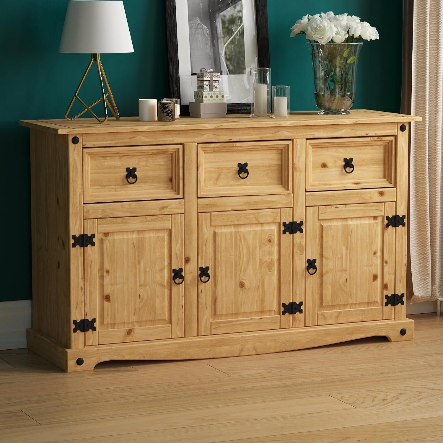 Buffet en pin massif avec trois portes et trois tiroirs, meuble polyvalent pour salon, chambre ou salle a manger