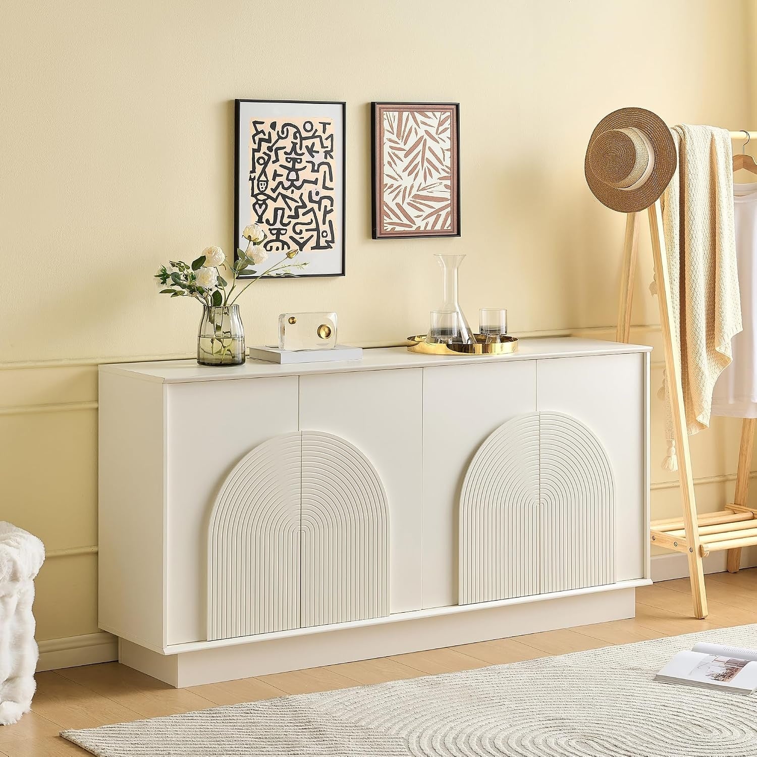 Buffet contemporain blanc avec quatre portes arrondies, finition mate et grand espace de rangement pour salon
